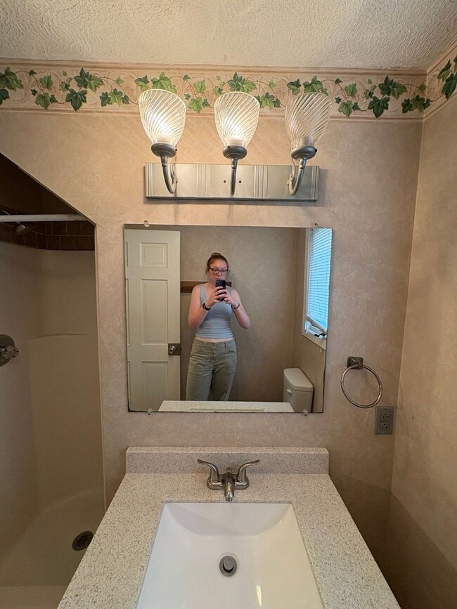 Building Photo - 933 S 4th St