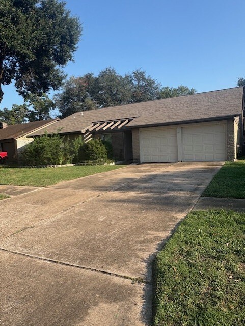 Building Photo - 22419 Deville Dr