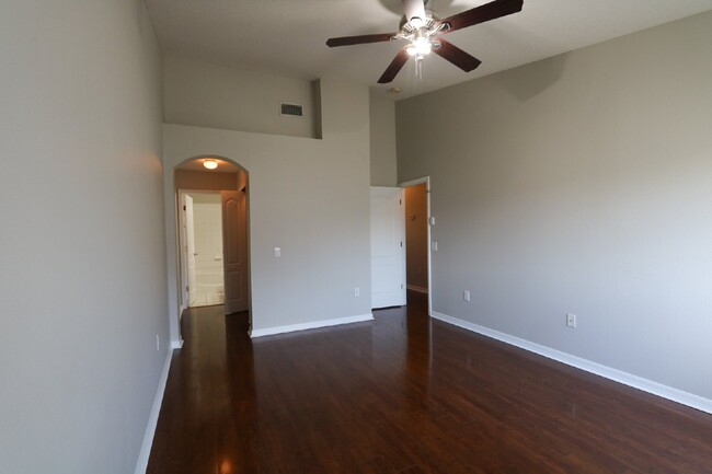 Building Photo - Spacious 3-Bedroom Townhome in Gated Kings...