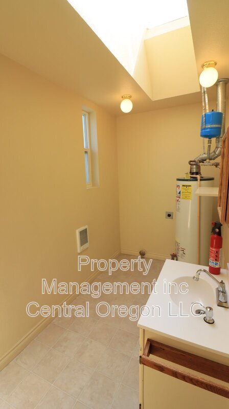 Building Photo - 524 NE Olney Ave