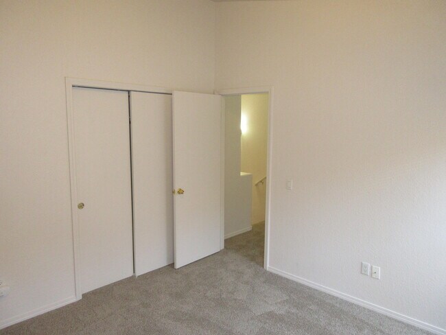 Building Photo - 6501 San Antonio Dr NE