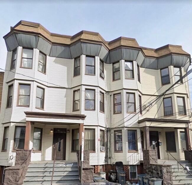 Building Photo - 484 Mercer St