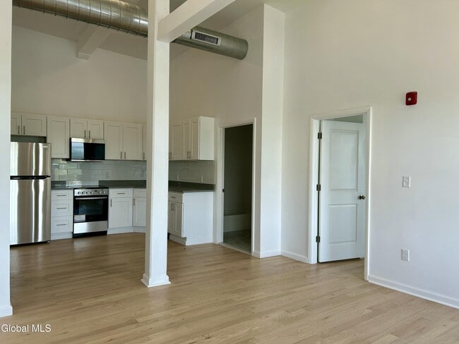 Building Photo - 155 River St