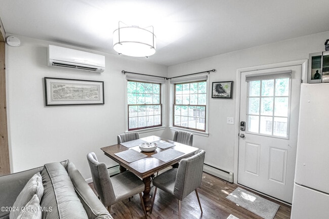 Building Photo - 297 W Circular St