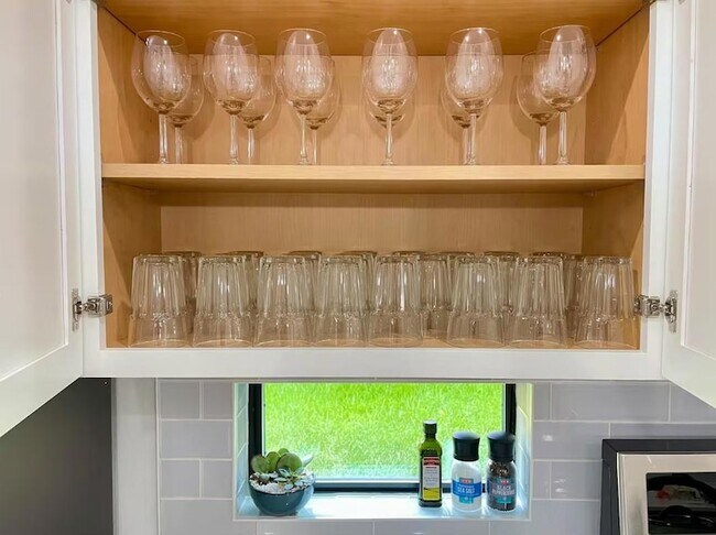 Building Photo - 2009 Canterbury St