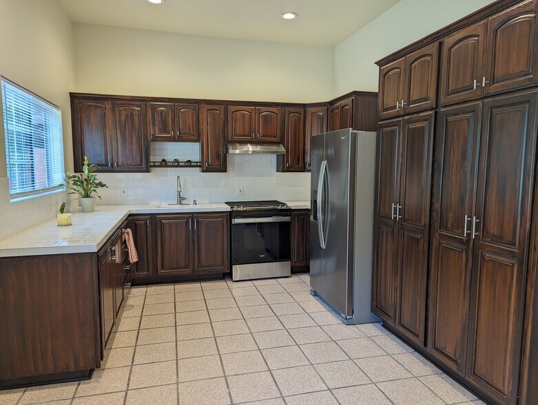 Building Photo - 5440 Topeka Dr