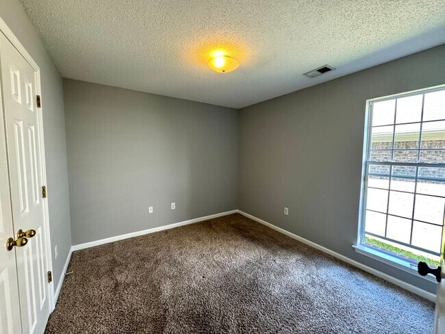 Building Photo - 639 Burton Ln