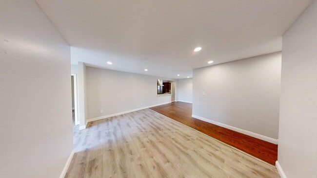 Building Photo - 5325 E Falls View Dr