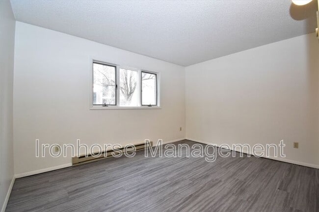 Building Photo - 811 W Villard St