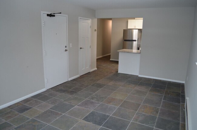 Building Photo - Large Renovated 1 Bedroom