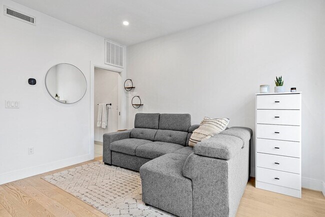 Building Photo - 71 Border St