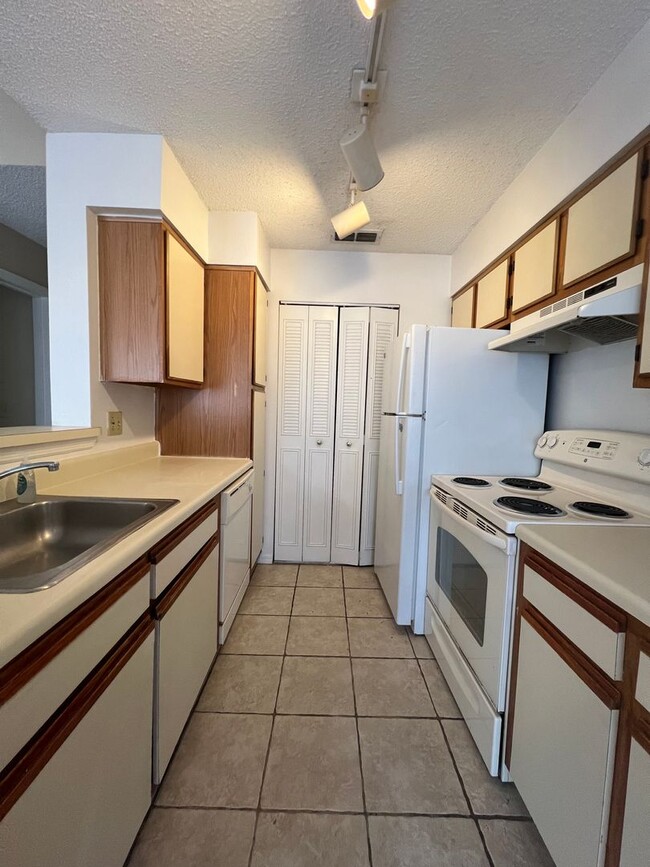 Building Photo - METRO WEST 2 BEDROOM 2 BATH CONDO FOR RENT...