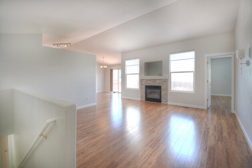 Building Photo - 1325 Legend Oak Dr