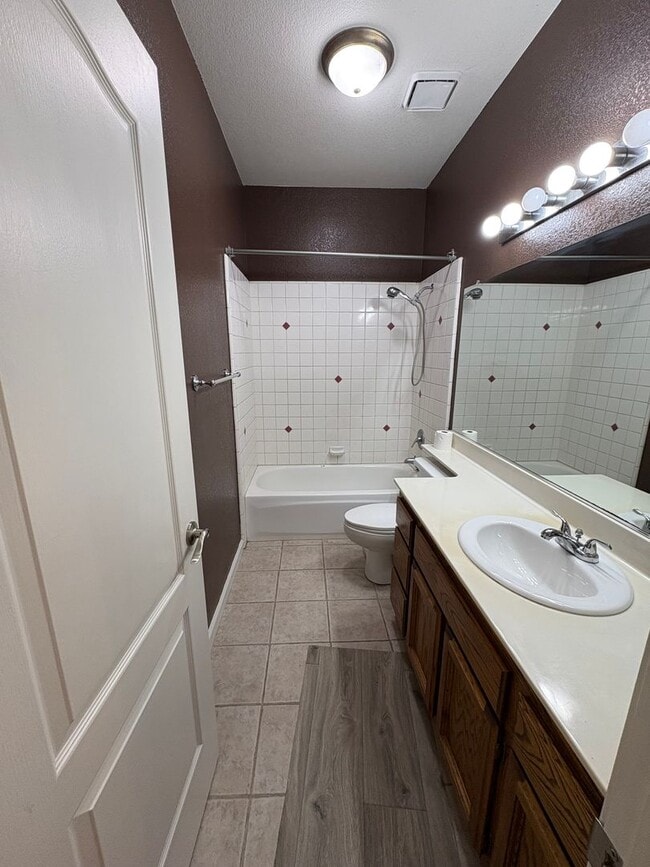 Building Photo - 3 Bedroom Home