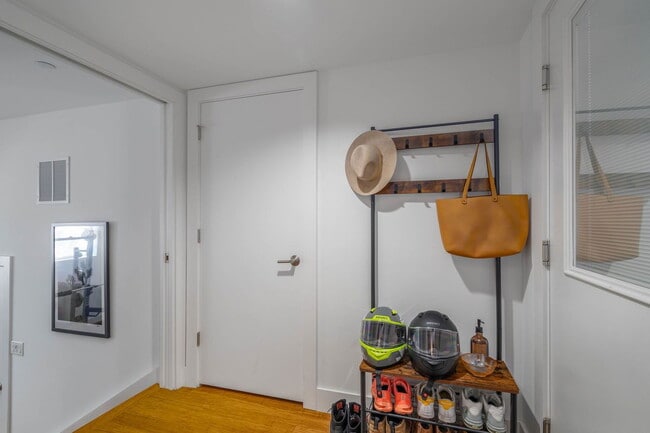 Building Photo - 1003 S 17th St