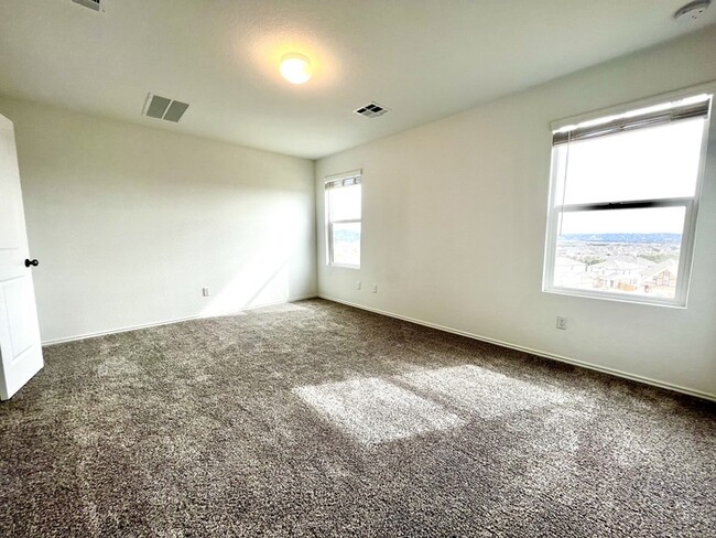 Building Photo - Beautiful 3 beds 2.5 baths in Lago Vista