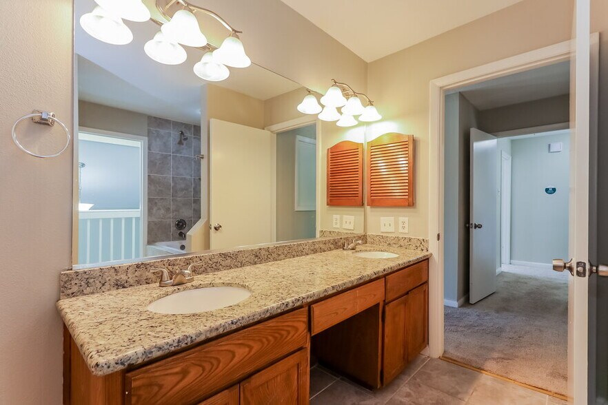 Building Photo - 4627 Green Trail Dr