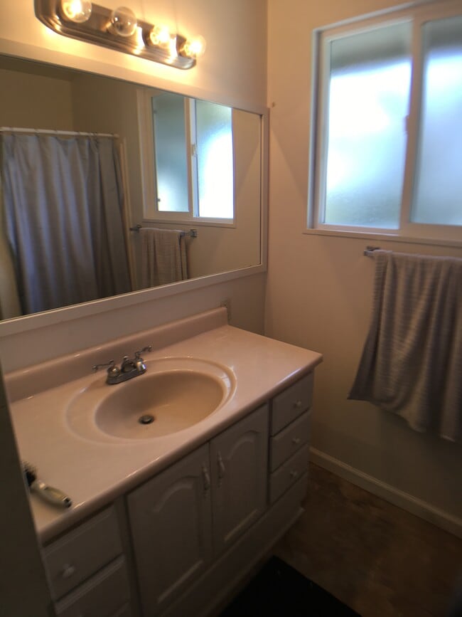 Building Photo - 221 Gillette Rd