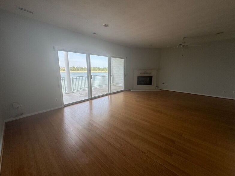 Building Photo - 9462 Bay Front Dr