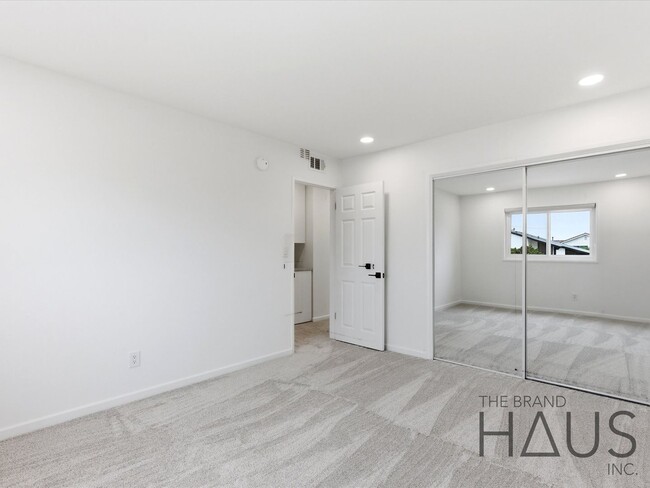 Building Photo - Newly Remodeled Huntington Beach Home with Brand-New AC & Premium Finishes