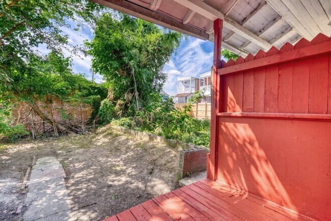 Building Photo - Newly Renovated 3 Bedroom, 1 Bathroom Townhouse