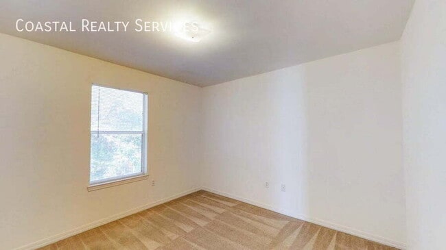 Building Photo - 895 Silverwood