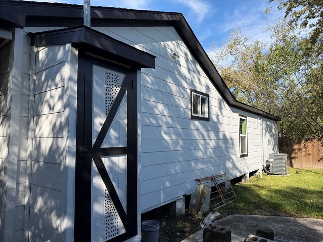 Building Photo - 8922 Allwood St