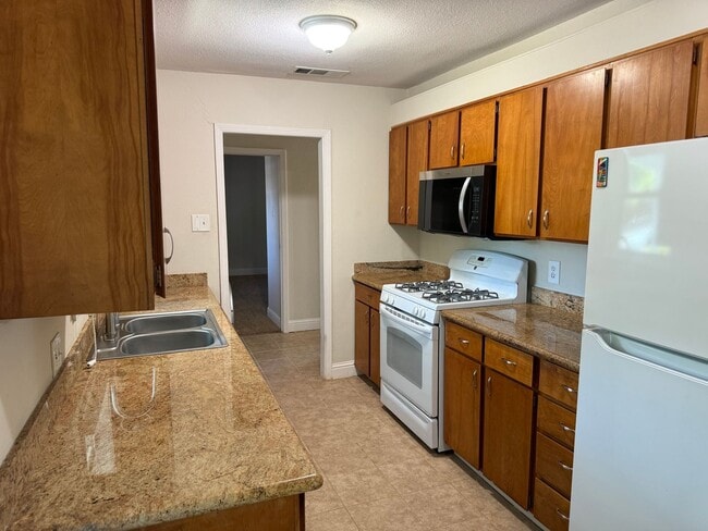 Building Photo - Pleasant Living in Pleasant Hill