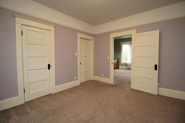 Building Photo - 4033 SE Hawthorne Blvd