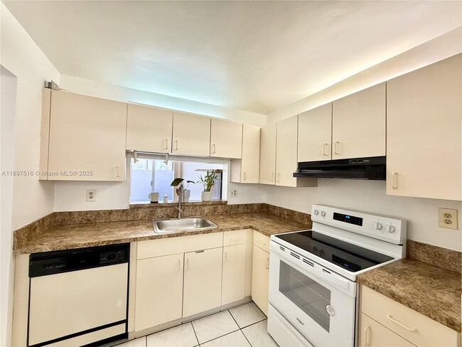 Building Photo - 10825 SW 112th Ave