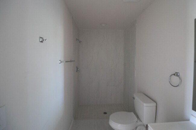 Building Photo - 3/2 Duplex newer waterfront