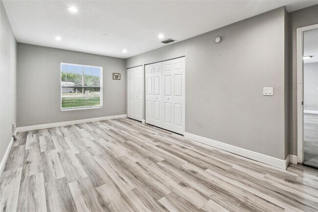 Building Photo - 6005 Lakeside Dr