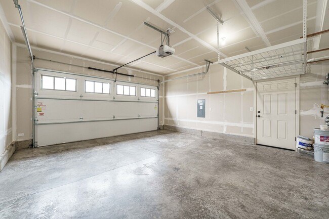 Building Photo - Stunning Salmon Creek Gem for Rent! - 3 Be...