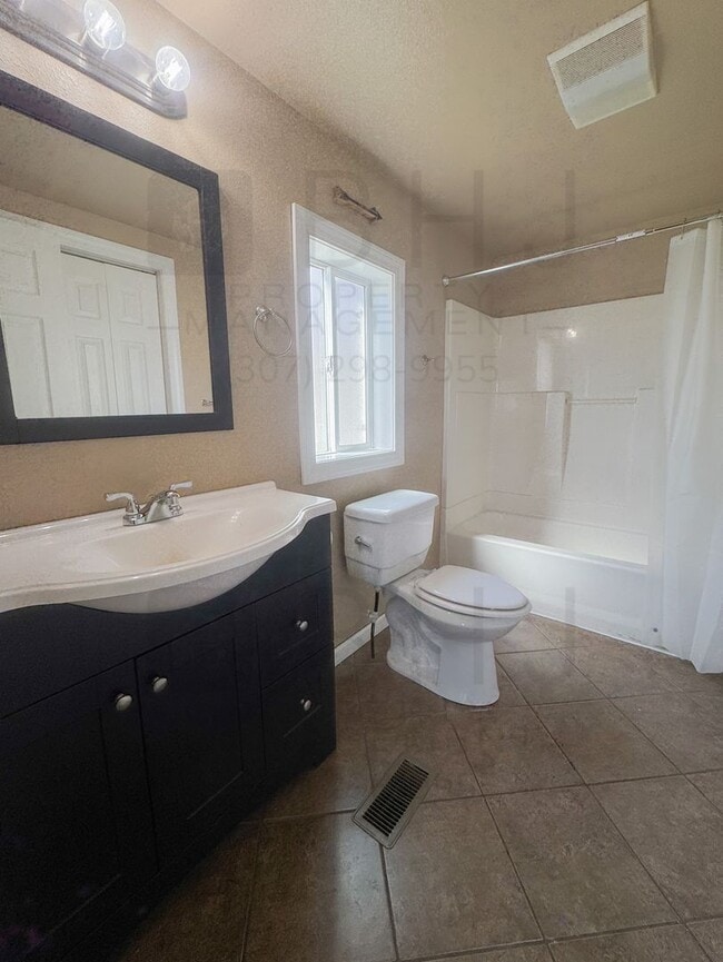 Building Photo - 4 BEDROOM / 2 BATH HOME IN SCSD1!