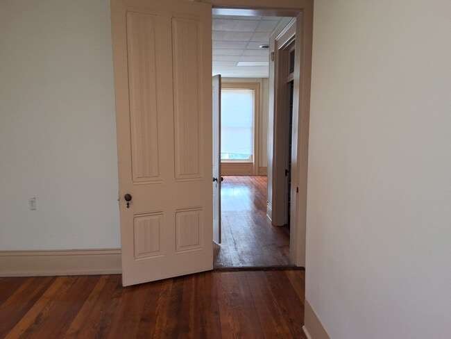 Building Photo - 204 N Mulberry St