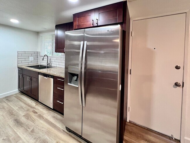 Building Photo - $2,495 Fresno St. & Bullard, 4 Bedroom House - E. Escalon Ave, Fresno