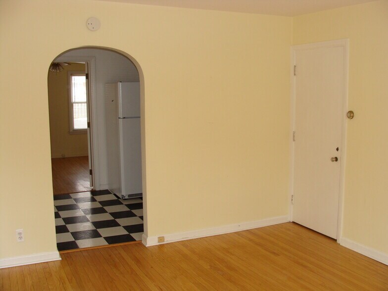 Building Photo - 677 Deer St