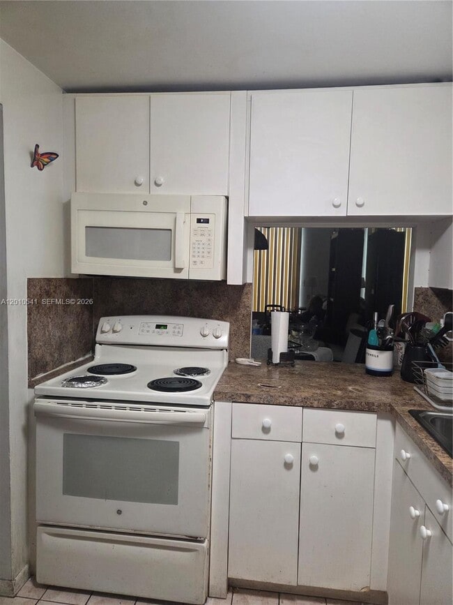 Building Photo - 1817 S Ocean Dr
