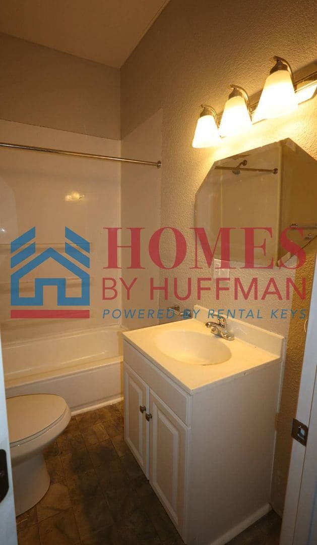 Building Photo - Two Bedroom House | Garage