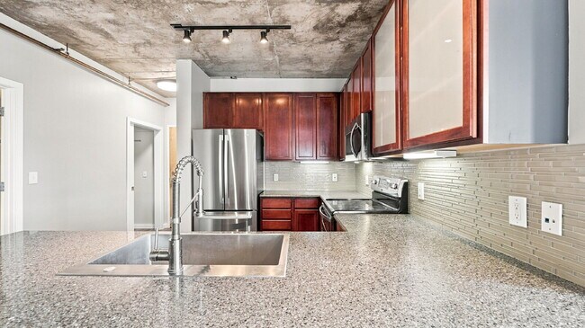 Building Photo - $2,820.95- 2 bed, 1 bath Condo in the heart of Denver with In Unit Laundry!