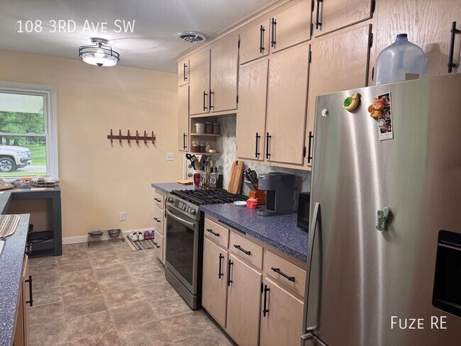 Building Photo - 108 3rd Ave SW