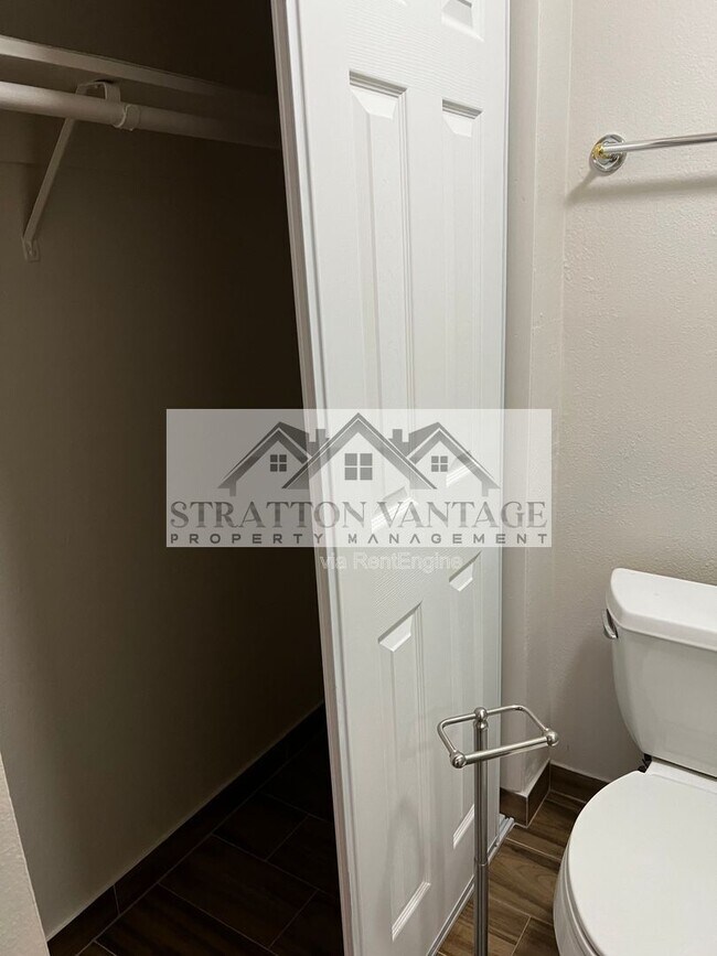 Building Photo - 424 W Brown Rd