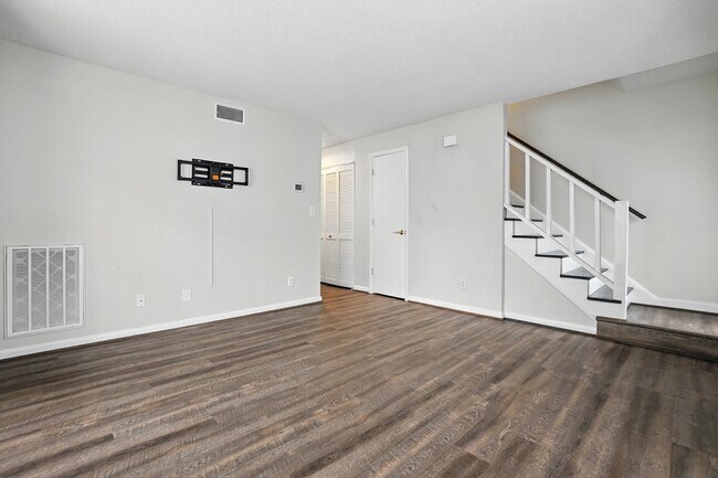 Building Photo - 1101 Surry Ln
