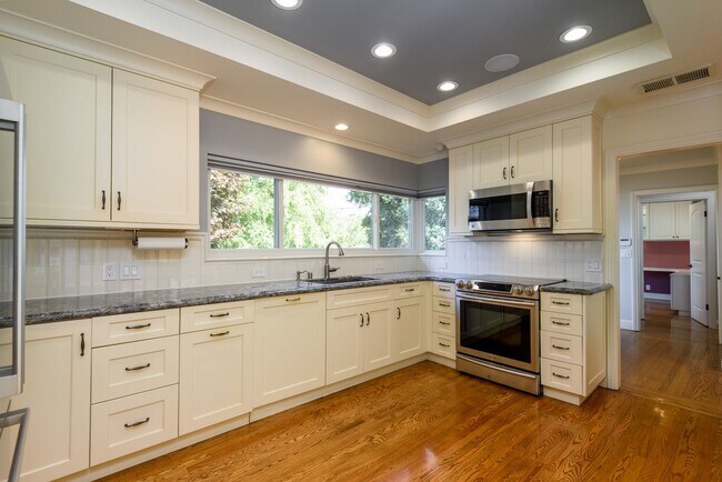 Building Photo - Custom Remodeled Ranch Home in Park-like S...