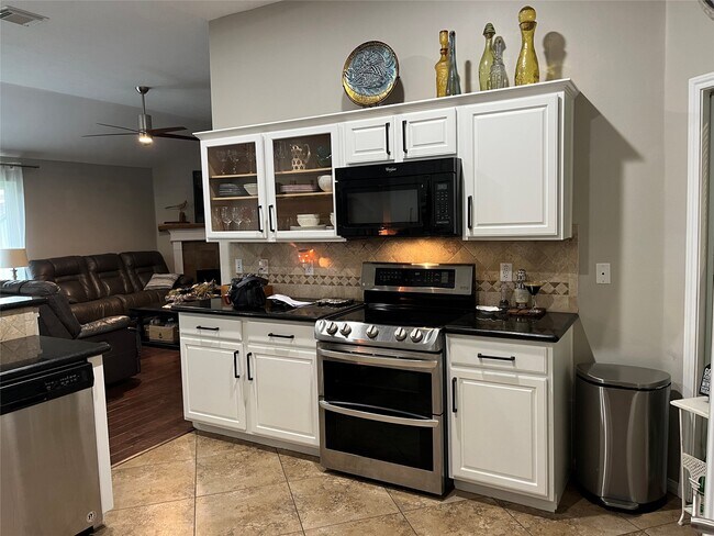 Building Photo - 15522 Valley Plum Ct