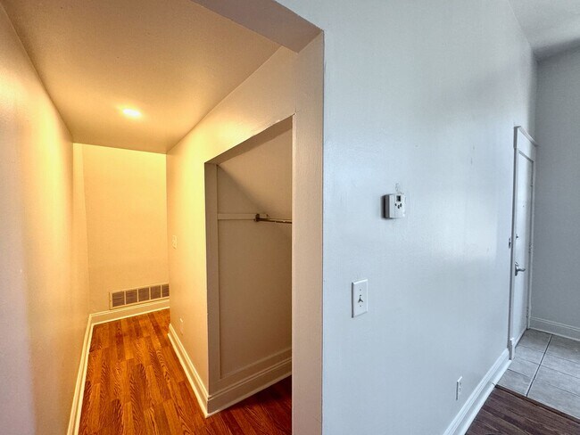 Building Photo - 2233 Victor St