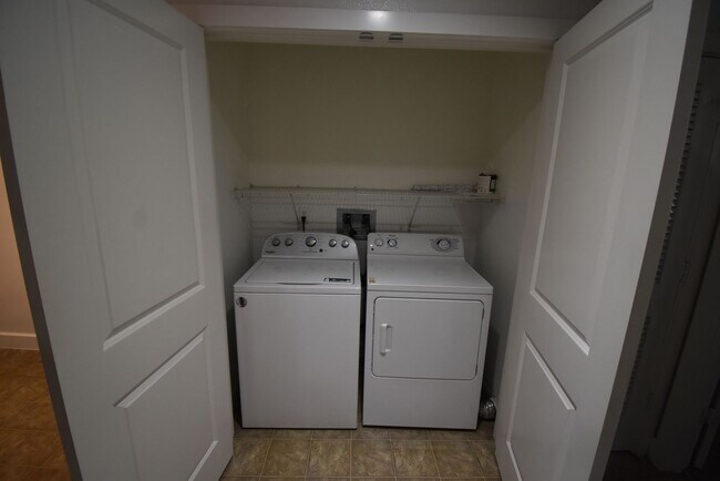 Building Photo - Gorgeous Condo with gated security