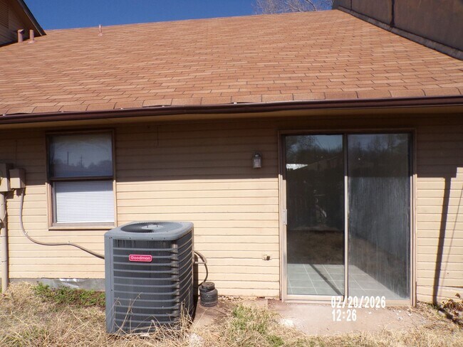 Building Photo - 2 STORY TOWNHOUSE , CLOSE TO SHOPPING AND RESTAURANTS