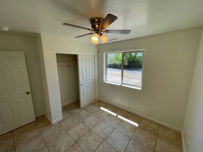 Building Photo - 7500 E Horseshoe Ln