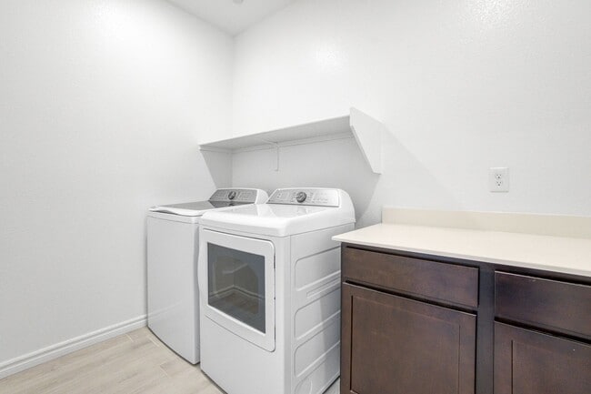 Building Photo - MULTI-GENERATIONAL New Build Home with En Suite In Skye Canyon!